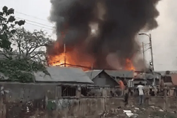 কড়াইল বস্তিতে অগ্নিকাণ্ডের দৃশ্য, ধোঁয়া ও আগুন ছড়িয়ে পড়ছে. Channel i News - চ্যানেল আই নিউজ