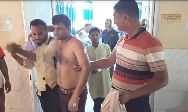 ছাত্রলীগ নেতার হামলার ঘটনায় আহত চার সাংবাদিক হাসপাতালে ভর্তি. Channel i News - চ্যানেল আই নিউজ