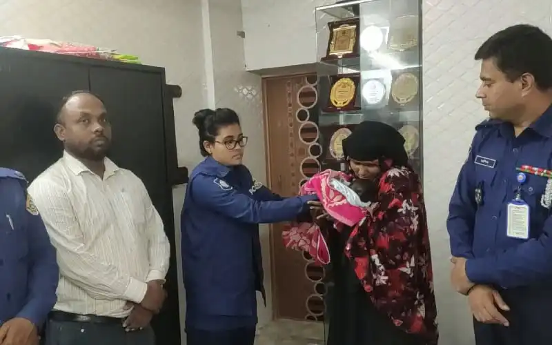 নবজাতক কন্যা চুরি করে পাচারের চেষ্টায় আটক বাবা. Channel i News - চ্যানেল আই নিউজ