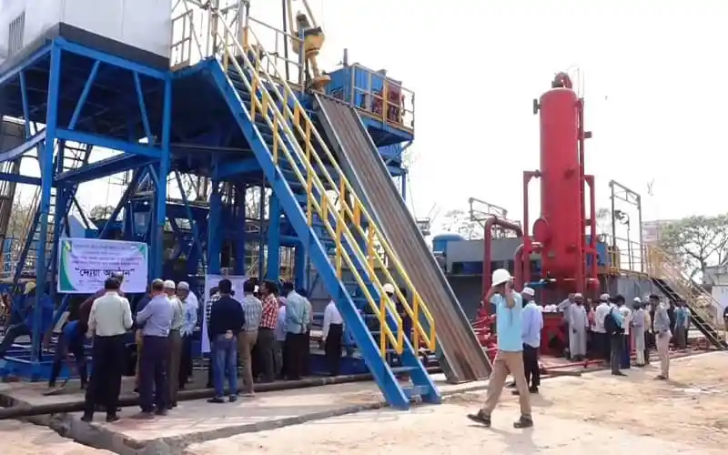 নতুন গ্যাস কূপের উদ্বোধন অনুষ্ঠানে উপস্থিত মানুষজন. Channel i News - চ্যানেল আই নিউজ