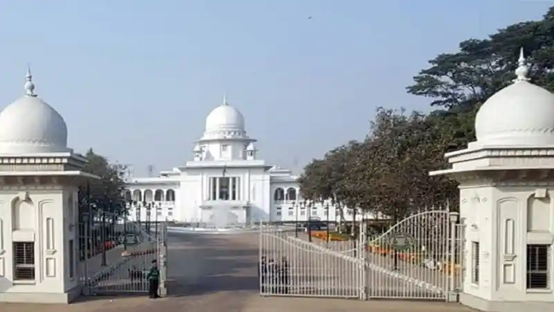 সুপ্রিমকোর্ট ভবনের সামনে গেট ও প্রাঙ্গণ, বাংলাদেশ. Channel i News - চ্যানেল আই নিউজ