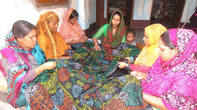 নারী উদ্যোক্তারা একসঙ্গে বসে কাজের জন্য প্রস্তুতি নিচ্ছেন. Channel i News - চ্যানেল আই নিউজ