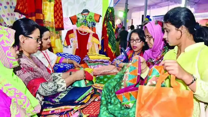 নারী উদ্যোক্তারা হস্তশিল্প ও কাপড়ের পণ্য দেখছেন. Channel i News - চ্যানেল আই নিউজ