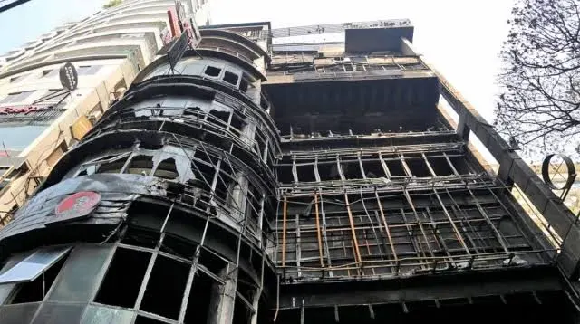 বেইলি রোডে আগুনে পুড়ে গেছে বহুতল ভবন, ক্ষতিগ্রস্ত অংশ দেখা যাচ্ছে. Channel i News - চ্যানেল আই নিউজ