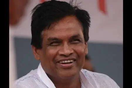 আমানউল্লাহ আমান হাস্যোজ্জ্বল মুখে ছবি তুলছেন. Channel i News - চ্যানেল আই নিউজ
