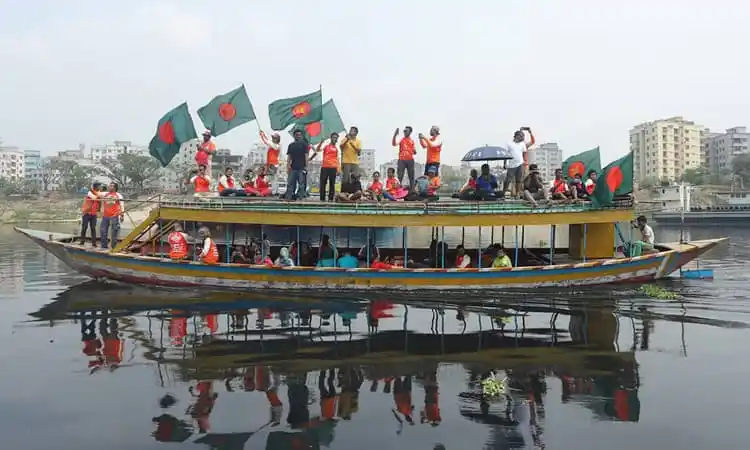 নৌকায় করে স্বাধীনতা দিবসের পদযাত্রা উদযাপন করছে মানুষ. Channel i News - চ্যানেল আই নিউজ