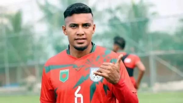 বাংলাদেশি ফুটবল খেলোয়াড় জামাল শুভেচ্ছা জানাচ্ছেন. Channel i News - চ্যানেল আই নিউজ