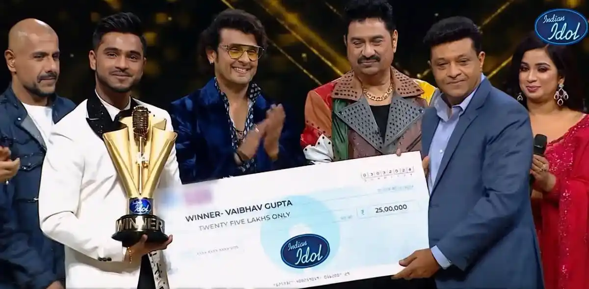 বৈভব গুপ্তা ইন্ডিয়ান আইডল-এ চ্যাম্পিয়ন, পুরস্কার গ্রহণ করছেন. Channel i News - চ্যানেল আই নিউজ