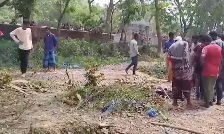 কবরস্থান থেকে এক রাতে ১৫ কঙ্কাল চুরি, স্থানীয়রা আতঙ্কিত. Channel i News - চ্যানেল আই নিউজ