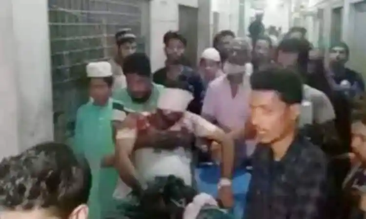 দুর্বৃত্তদের হামলায় যুবলীগ নেতার চোখ ক্ষতিগ্রস্ত, আহত অবস্থায়. Channel i News - চ্যানেল আই নিউজ