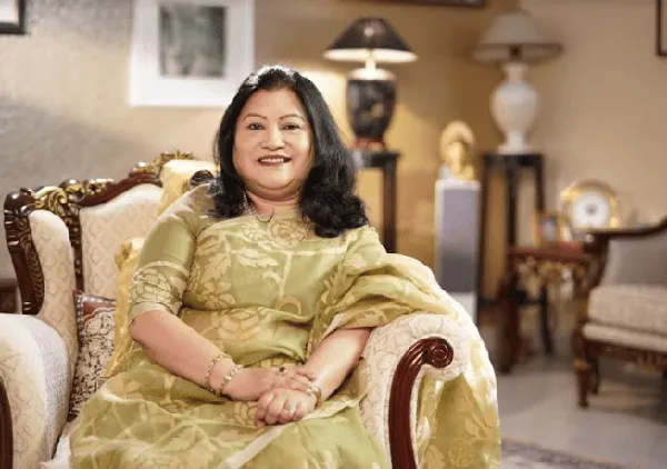 বাংলাদেশের প্রথম নারী এমডি রূপালী চৌধুরী, বসার ঘরে হাসিমুখে ছবি. Channel i News - চ্যানেল আই নিউজ
