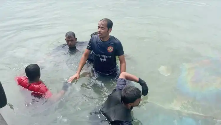 মেঘনায় ট্রলারডুবির ঘটনায় উদ্ধার অভিযান চালাচ্ছেন উদ্ধারকর্মীরা. Channel i News - চ্যানেল আই নিউজ