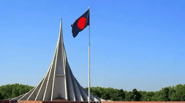 বাংলাদেশের জাতীয় পতাকা স্মৃতিসৌধের উপর উড়ছে. Channel i News - চ্যানেল আই নিউজ