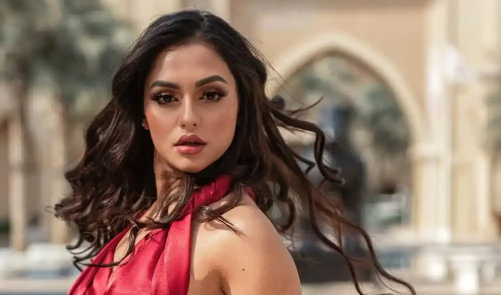 ফারিয়া কলকাতার ফিল্ম ফেয়ারে নাচছেন, সুন্দর পোশাক পরা. Channel i News - চ্যানেল আই নিউজ
