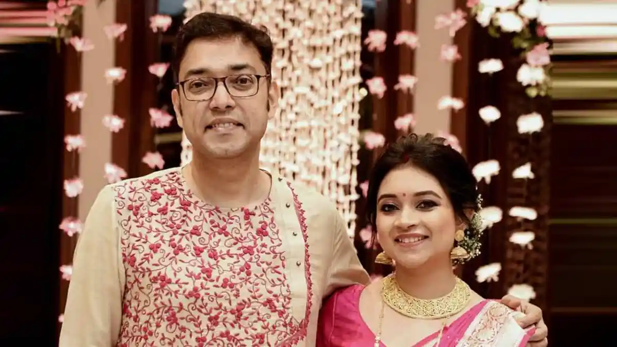 বিবাহোত্তর সংবর্ধনায় অনুপম ও প্রস্মিতা হাসিমুখে ছবি. Channel i News - চ্যানেল আই নিউজ