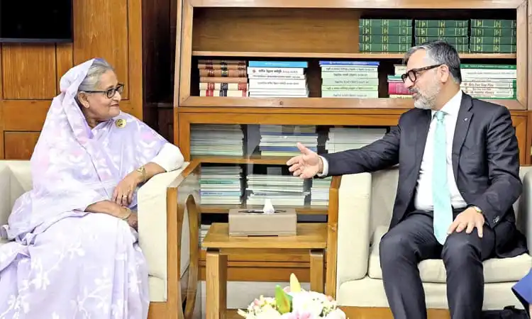 প্রধানমন্ত্রী ও একজন উপদেষ্টা বা কর্মকর্তা আলোচনা করছেন. Channel i News - চ্যানেল আই নিউজ
