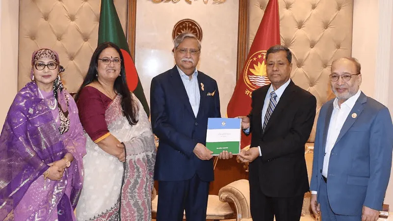 বাংলাদেশ ও নেপালের প্রতিনিধিরা সম্মেলনে চুক্তিপত্র স্বাক্ষর করছেন. Channel i News - চ্যানেল আই নিউজ