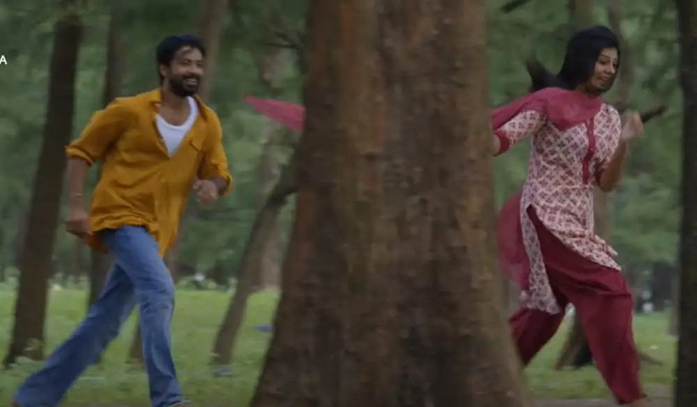দুটি চরিত্র বনজঙ্গলে দৌড়াচ্ছে, হাসি ও আনন্দ প্রকাশ. Channel i News - চ্যানেল আই নিউজ
