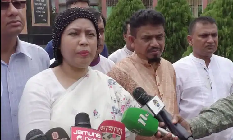 প্রাথমিক শিক্ষক নিয়োগের বিষয়ে সাংবাদিকদের সঙ্গে কথা বলছেন একজন নারী শিক্ষক. Channel i News - চ্যানেল আই নিউজ