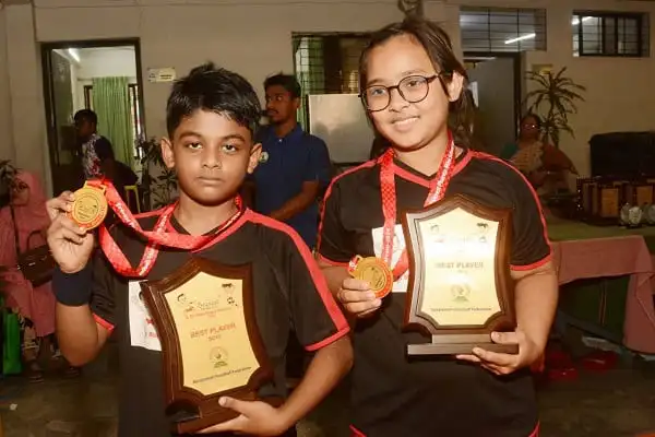 বালক-বালিকা চ্যাম্পিয়ন সানিডেল হাতে পুরস্কার ও ট্রফি. Channel i News - চ্যানেল আই নিউজ