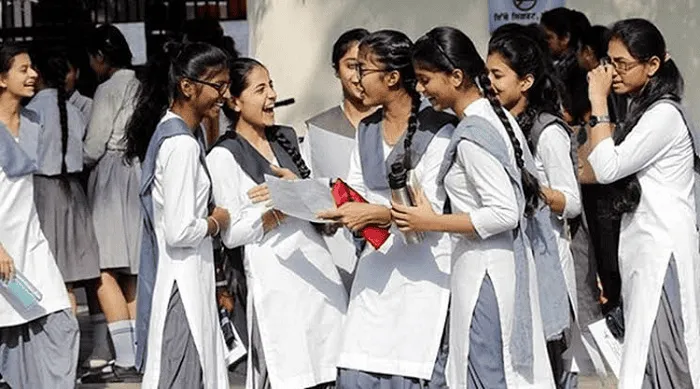 বাংলাদেশের স্কুলের শিক্ষার্থীরা সাপ্তাহিক ছুটির বিষয়ে আলোচনা করছে।. Channel i News - চ্যানেল আই নিউজ