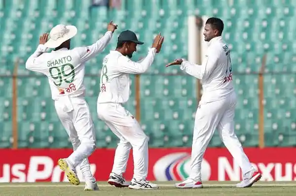 বাংলাদেশ ক্রিকেটাররা মাঠে উদযাপন করছে, কুশলকে সেঞ্চুরি করতে দিলেন না সাকিব. Channel i News - চ্যানেল আই নিউজ