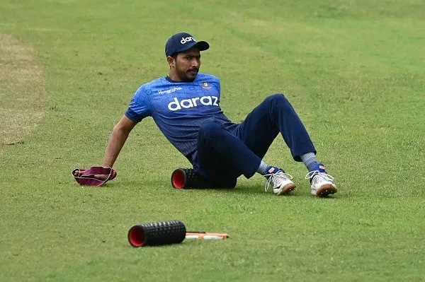 বাংলাদেশ ক্রিকেটার মাঠে বিশ্রাম নিচ্ছেন, ক্যাপশন ও ছবি বিবরণ. Channel i News - চ্যানেল আই নিউজ