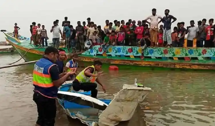 পদ্মা-মেঘনা নদীতে স্পিডবোটের মুখোমুখি সংঘর্ষের দৃশ্য. Channel i News - চ্যানেল আই নিউজ