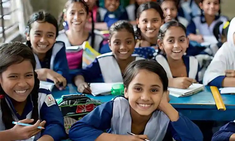 বাংলাদেশের স্কুলে শিক্ষার্থীদের হাসিমুখে ক্লাসে অংশগ্রহণ. Channel i News - চ্যানেল আই নিউজ