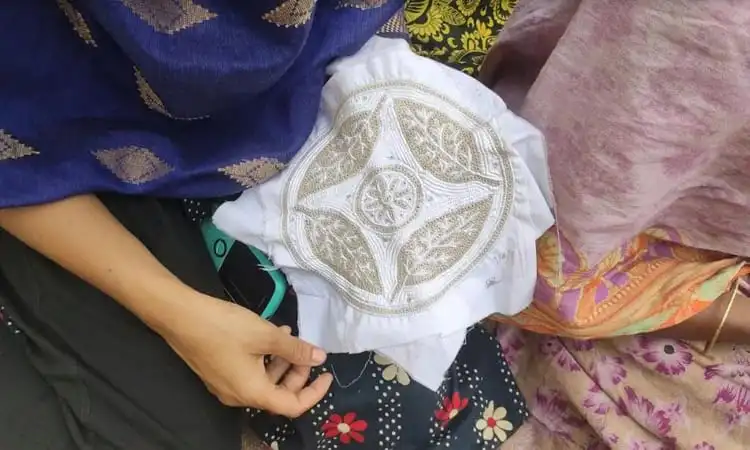 হাতে তৈরি টুপি দেখাচ্ছেন একজন নারী, বাংলার ঐতিহ্যবাহী নকশা সহ. Channel i News - চ্যানেল আই নিউজ