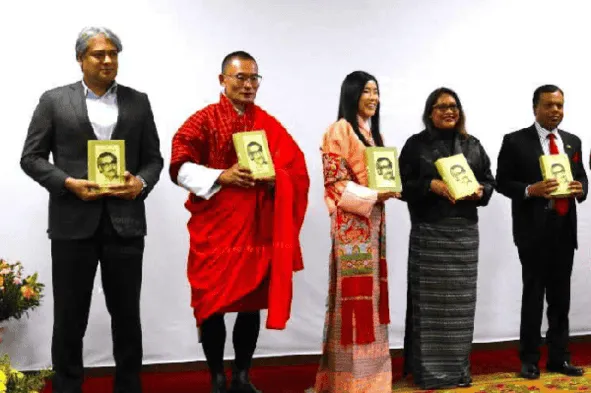 বাংলাদেশের বিভিন্ন পেশার ব্যক্তিরা বই হাতে এক অনুষ্ঠানে অংশগ্রহণ করছে. Channel i News - চ্যানেল আই নিউজ