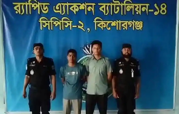 র‍্যাবের অভিযানে গ্রেপ্তারকৃত ব্যক্তি, কক্সবাজারে আটক. Channel i News - চ্যানেল আই নিউজ