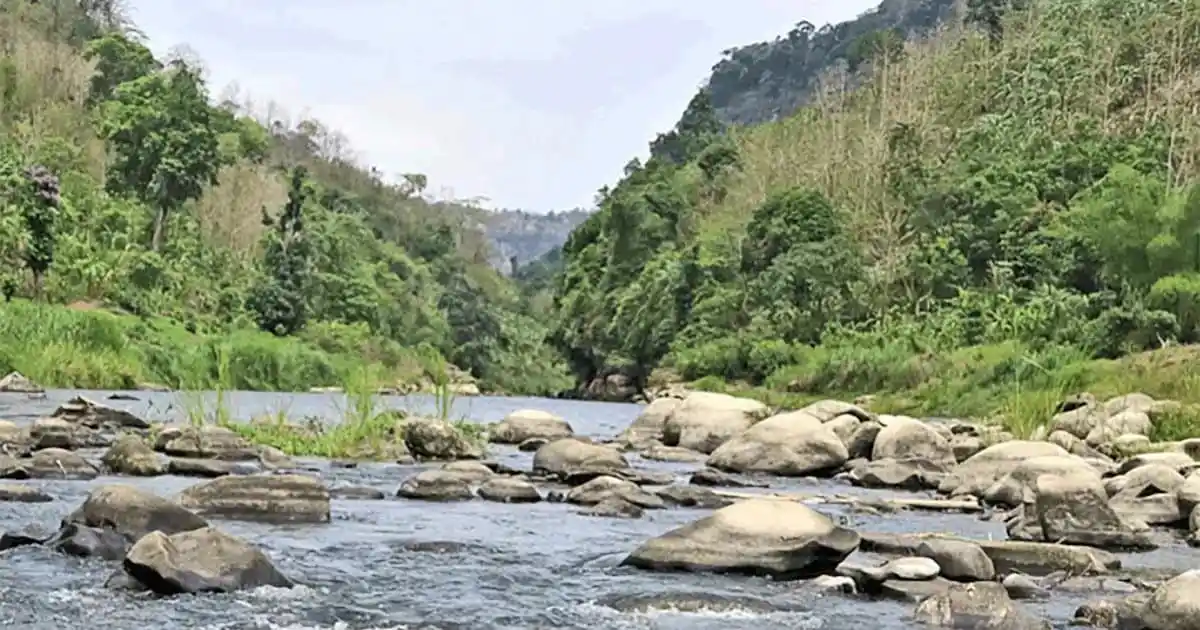 প্রাকৃতিক নদী ও পাহাড়ের দৃশ্য, শান্ত পরিবেশের ছবি।. Channel i News - চ্যানেল আই নিউজ
