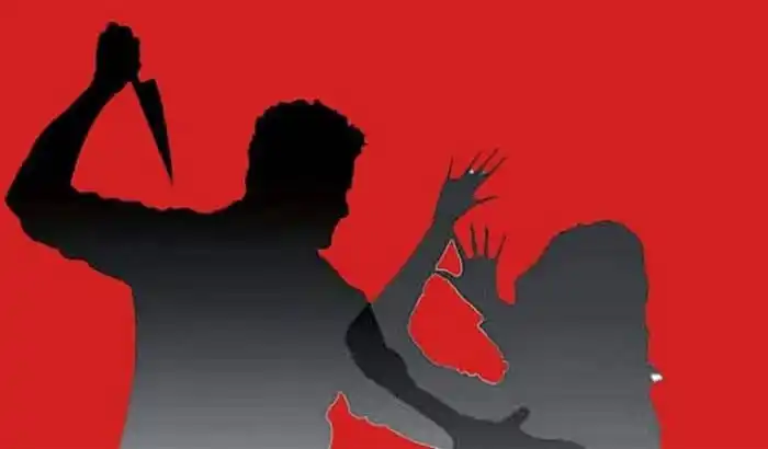 নৃশংসভাবে একজন ব্যক্তি অন্যজনের উপর আঘাত করছে. Channel i News - চ্যানেল আই নিউজ