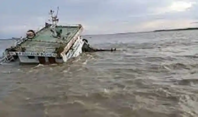 বঙ্গোপসাগরে ডুবে যাওয়া জাহাজের ছবি, নিখোঁজ নাবিকের সন্ধানে উদ্ধার কাজ চলছে. Channel i News - চ্যানেল আই নিউজ