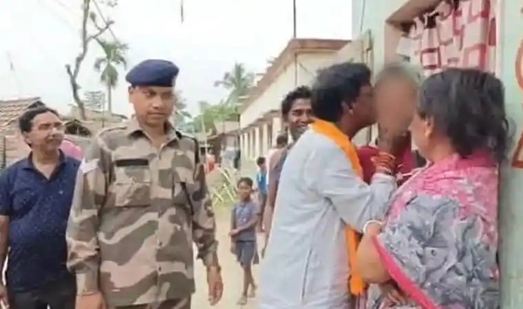বিজেপি প্রার্থী ভোটের প্রচারে নারীকে চুমু দেন, ভিডিও ভাইরাল. Channel i News - চ্যানেল আই নিউজ