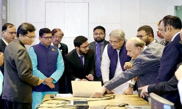 নেতৃত্বাধীন ব্যক্তিরা একটি টেবিলের পাশে আলোচনা করছেন. Channel i News - চ্যানেল আই নিউজ