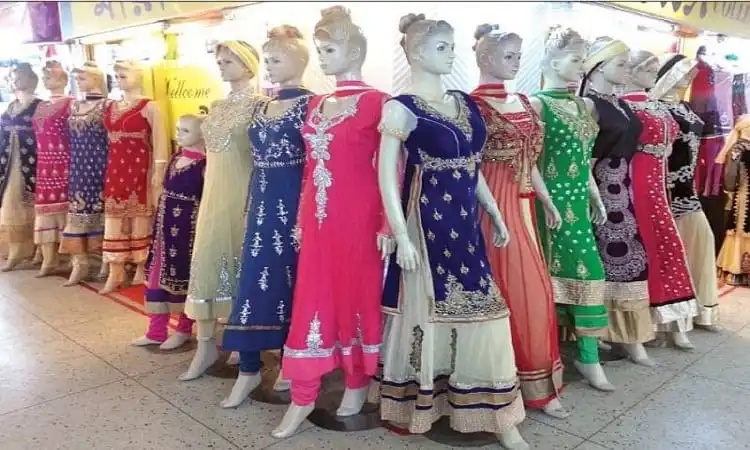 বিভিন্ন রঙের ও ডিজাইনের বাংলাদেশি পোশাকের মডেলগুলি. Channel i News - চ্যানেল আই নিউজ