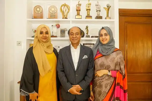 মেঘনা গ্রুপের মোস্তফা কামাল সঙ্গে দুই নারী কর্মকর্তা. Channel i News - চ্যানেল আই নিউজ