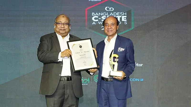 মেঘনা গ্রুপের মোস্তফা কামাল বাংলাদেশ কাস্টম অ্যাওয়ার্ড গ্রহণ করছেন. Channel i News - চ্যানেল আই নিউজ