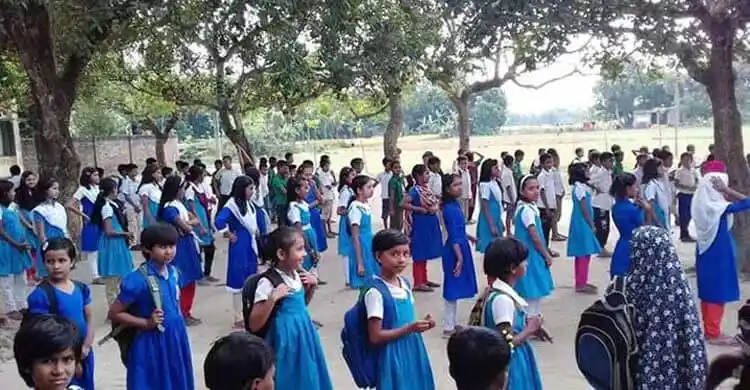 প্রাথমিক বিদ্যালয়ের ছাত্র-ছাত্রীদের অ্যাসেম্বলি, গাছের নিচে বসে শিক্ষার্থীরা. Channel i News - চ্যানেল আই নিউজ