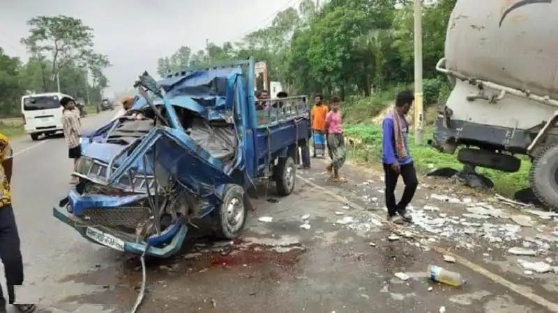 পিকআপ ও ট্রাকের মুখোমুখি সংঘর্ষের দৃশ্য, আহত ও প্রত্যক্ষদর্শীরা. Channel i News - চ্যানেল আই নিউজ