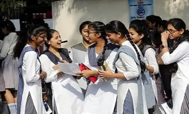 শিক্ষার্থীরা স্কুলে একত্রিত হয়ে আলোচনা করছে. Channel i News - চ্যানেল আই নিউজ