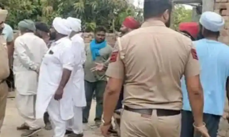 পুলিশ ও স্থানীয়রা গর্ভবতী স্ত্রীর হত্যার ঘটনাস্থলে. Channel i News - চ্যানেল আই নিউজ