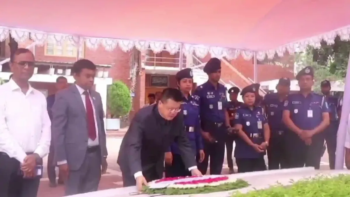 বঙ্গবন্ধুর সমাধিতে চীনের রাষ্ট্রদূত শ্রদ্ধা নিবেদন করছেন. Channel i News - চ্যানেল আই নিউজ
