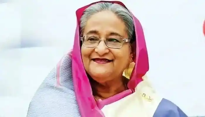 প্রধানমন্ত্রী হাসিমুখে, পিঙ্ক ও সাদা শাড়ি পরা. Channel i News - চ্যানেল আই নিউজ