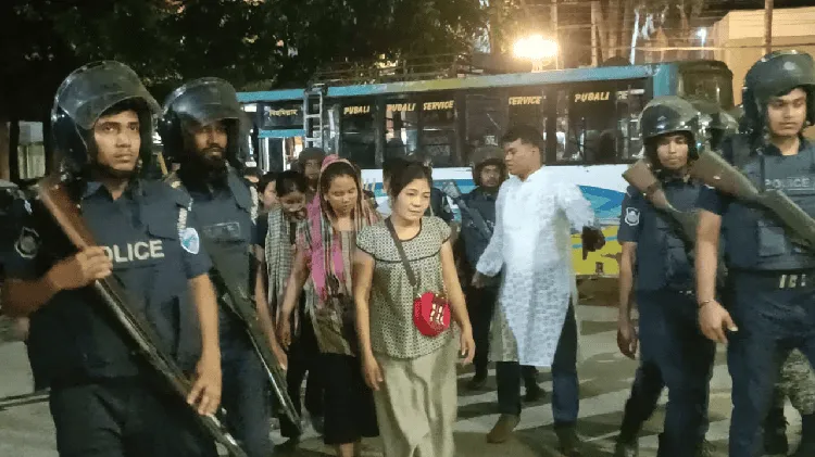 নিরাপত্তা বাহিনী ও বিক্ষোভকারীদের ছবি, বাংলাদেশ. Channel i News - চ্যানেল আই নিউজ