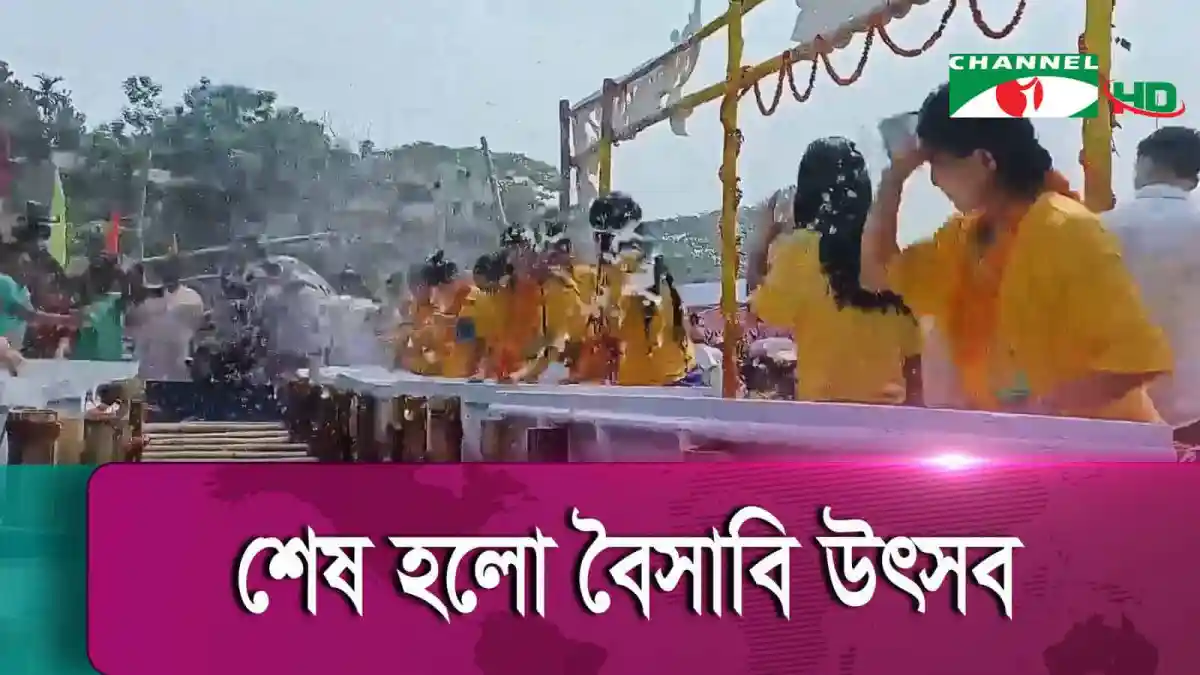 শ্রদ্ধাঞ্জলি অনুষ্ঠানে অংশগ্রহণকারীরা পুষ্পস্তবক অর্পণ করছে. Channel i News - চ্যানেল আই নিউজ