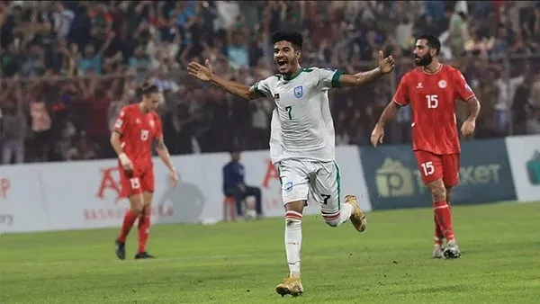 বাংলাদেশের ফুটবল খেলোয়াড় গোল করে উল্লাস করছে. Channel i News - চ্যানেল আই নিউজ