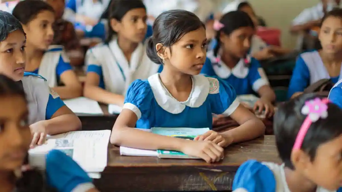 বাংলাদেশের স্কুল শিক্ষার্থীরা ক্লাসে গল্প ও প্রবন্ধ নিয়ে আলোচনা করছে. Channel i News - চ্যানেল আই নিউজ
